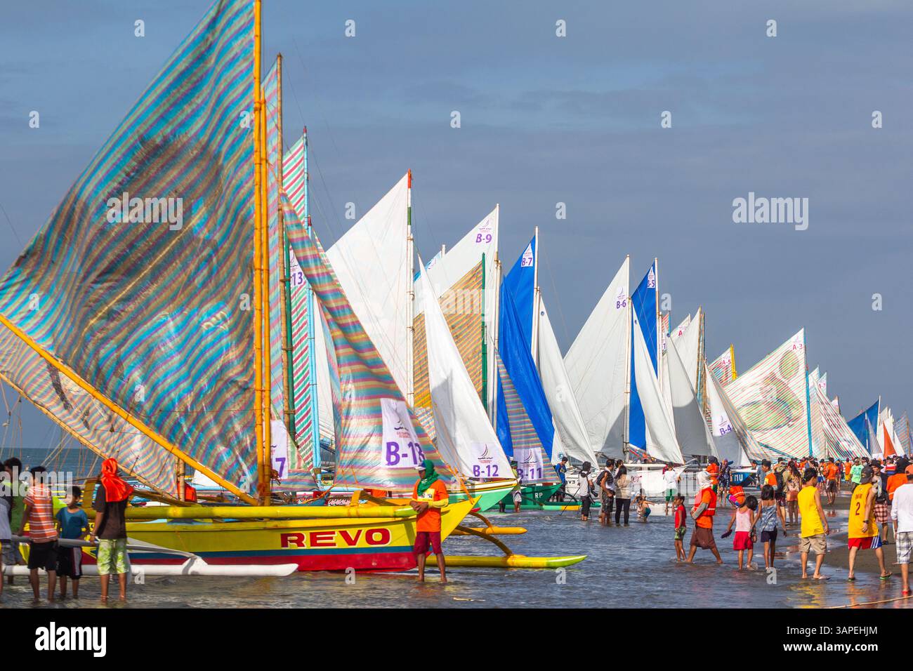 Il Paraw Regatta Festival a Iloilo City, dove sfilate animate e folle eccitate celebrano questo storico evento velico Foto Stock