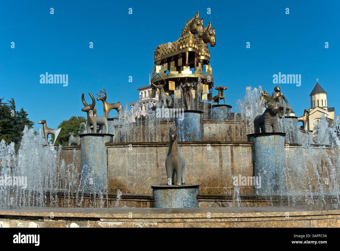 Colchis Fountain con repliche di reperti provenienti da scavi archeologici, Kutaisi, Imereti, Georgia Foto Stock
