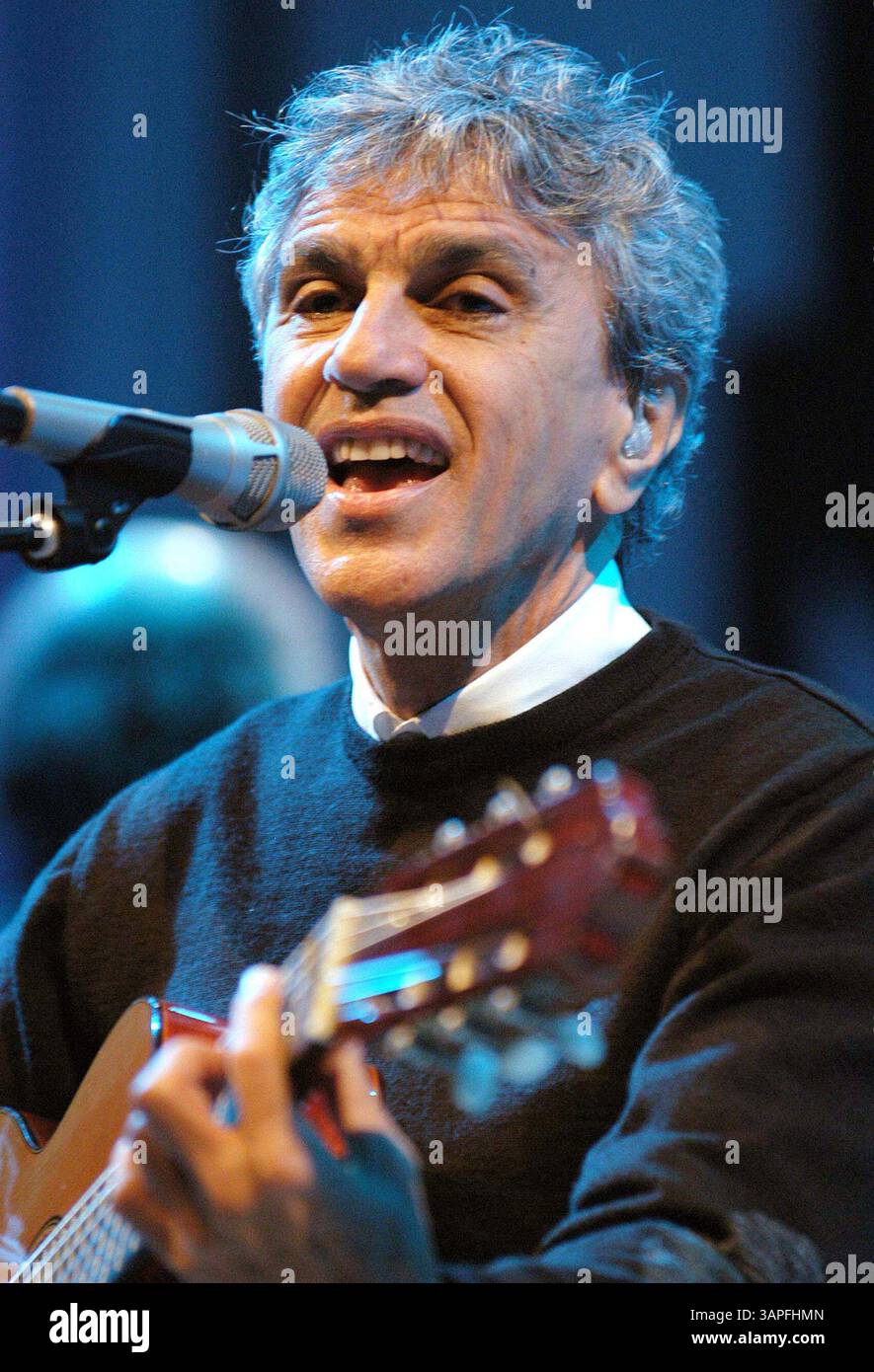 24 ottobre 2004 - Lisbona, PORTOGALLO - LISBONA, PORTOGALLO: Il musicista Caetano Veloso si esibisce al Pavilhao Atlantico (Atlantic Hall). Al repertorio dello spettacolo ''A Foreign Sound'', Caetano ha scelto le canzoni americane più raffinate dal suo ultimo album, che è un tributo alle grandi band e musicisti americani (Cole Porter, Bob Dylan, Nirvana...)..10/24/2004. ALVARO ISIDORO/LisbonFILES/ 2004.K40069(immagine di credito: © Globe Photos/ZUMAPRESS.com) Foto Stock