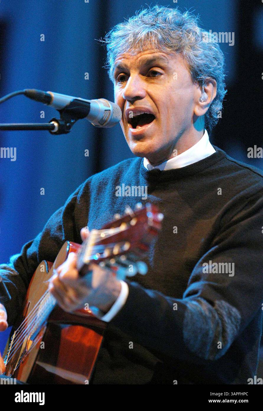 24 ottobre 2004 - Lisbona, PORTOGALLO - LISBONA, PORTOGALLO: Il musicista Caetano Veloso si esibisce al Pavilhao Atlantico (Atlantic Hall). Al repertorio dello spettacolo ''A Foreign Sound'', Caetano ha scelto le canzoni americane più raffinate dal suo ultimo album, che è un tributo alle grandi band e musicisti americani (Cole Porter, Bob Dylan, Nirvana...)..10/24/2004. ALVARO ISIDORO/LisbonFILES/ 2004.K40069(immagine di credito: © Globe Photos/ZUMAPRESS.com) Foto Stock
