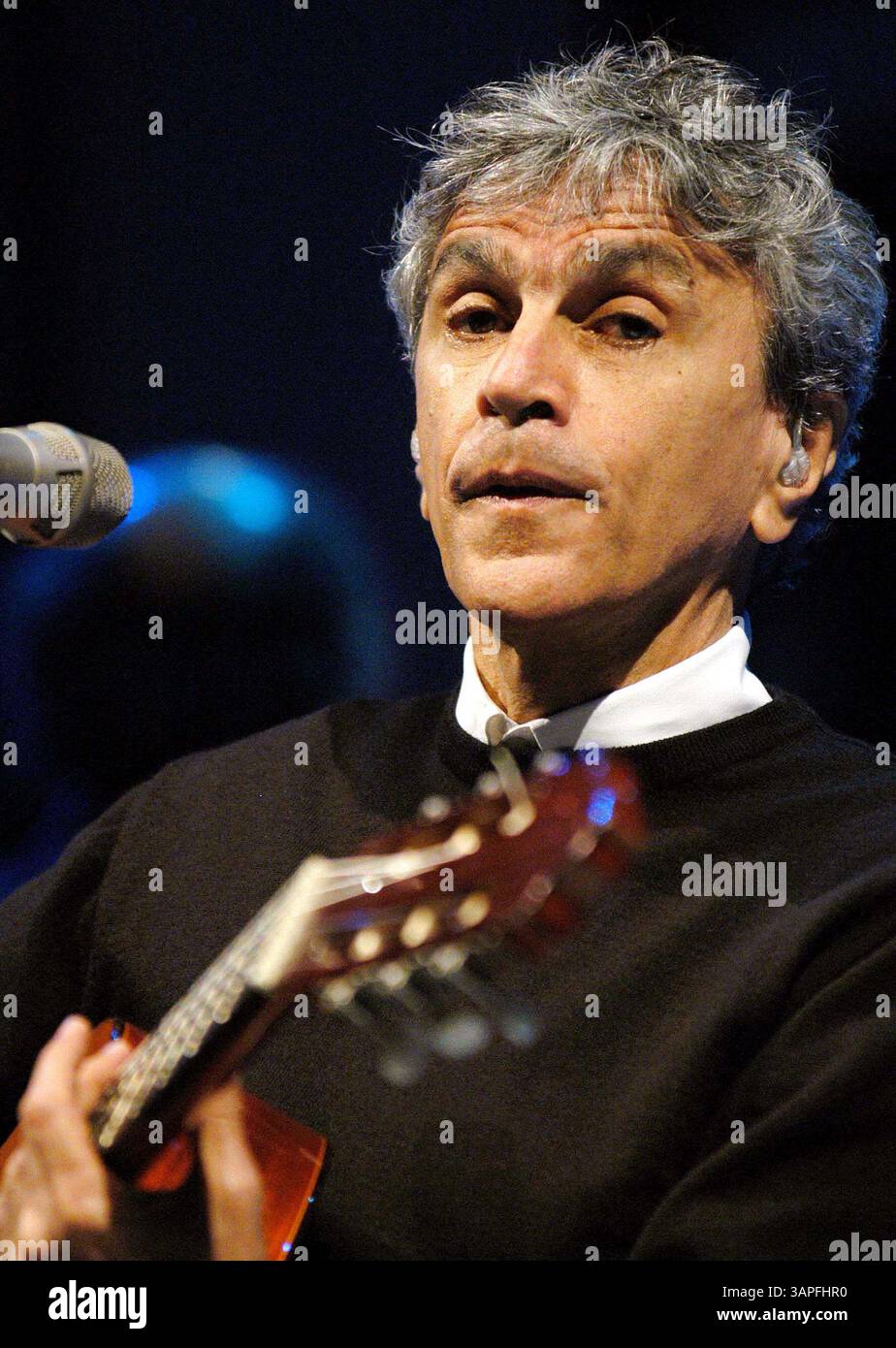 24 ottobre 2004 - Lisbona, PORTOGALLO - LISBONA, PORTOGALLO: Il musicista Caetano Veloso si esibisce al Pavilhao Atlantico (Atlantic Hall). Al repertorio dello spettacolo ''A Foreign Sound'', Caetano ha scelto le canzoni americane più raffinate dal suo ultimo album, che è un tributo alle grandi band e musicisti americani (Cole Porter, Bob Dylan, Nirvana...)..10/24/2004. ALVARO ISIDORO/LisbonFILES/ 2004.K40069(immagine di credito: © Globe Photos/ZUMAPRESS.com) Foto Stock