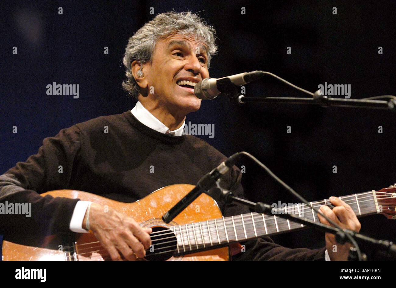 24 ottobre 2004 - Lisbona, PORTOGALLO - LISBONA, PORTOGALLO: Il musicista Caetano Veloso si esibisce al Pavilhao Atlantico (Atlantic Hall). Al repertorio dello spettacolo ''A Foreign Sound'', Caetano ha scelto le canzoni americane più raffinate dal suo ultimo album, che è un tributo alle grandi band e musicisti americani (Cole Porter, Bob Dylan, Nirvana...)..10/24/2004. ALVARO ISIDORO/LisbonFILES/ 2004.K40069(immagine di credito: © Globe Photos/ZUMAPRESS.com) Foto Stock