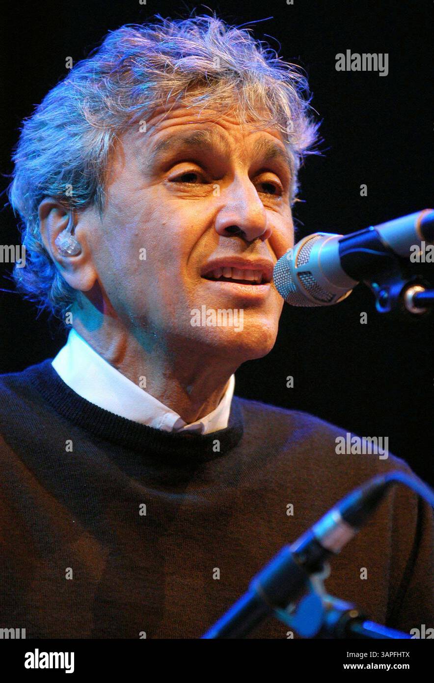 24 ottobre 2004 - Lisbona, PORTOGALLO - LISBONA, PORTOGALLO: Il musicista Caetano Veloso si esibisce al Pavilhao Atlantico (Atlantic Hall). Al repertorio dello spettacolo ''A Foreign Sound'', Caetano ha scelto le canzoni americane più raffinate dal suo ultimo album, che è un tributo alle grandi band e musicisti americani (Cole Porter, Bob Dylan, Nirvana...)..10/24/2004. ALVARO ISIDORO/LisbonFILES/ 2004.K40069(immagine di credito: © Globe Photos/ZUMAPRESS.com) Foto Stock