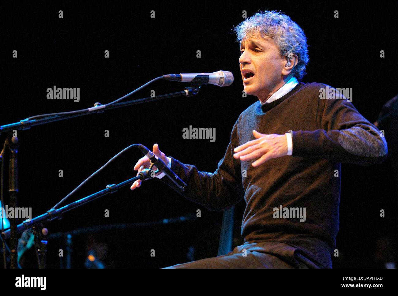 24 ottobre 2004 - Lisbona, PORTOGALLO - LISBONA, PORTOGALLO: Il musicista Caetano Veloso si esibisce al Pavilhao Atlantico (Atlantic Hall). Al repertorio dello spettacolo ''A Foreign Sound'', Caetano ha scelto le canzoni americane più raffinate dal suo ultimo album, che è un tributo alle grandi band e musicisti americani (Cole Porter, Bob Dylan, Nirvana...)..10/24/2004. ALVARO ISIDORO/LisbonFILES/ 2004.K40069(immagine di credito: © Globe Photos/ZUMAPRESS.com) Foto Stock