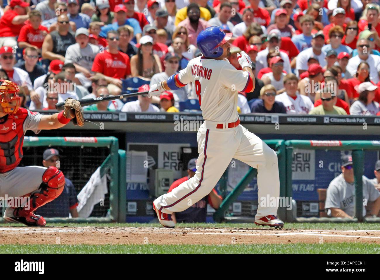 30 giugno 2011, l'esterno n. 8 dei Philadelphia Phillie, Shane Victorino, allinea una tio hard liner 3rd base durante la partita contro i Philadelphia Phillies al Citizens Bank Park di Philadelphia, PA. I Red Sox batterono i Phillies per 5-2. . (Immagine di credito: Â© Donald B. Kravitz/Cal Sport Media(immagine di credito: © Donald B. Kravitz/Cal Sport Media/ZUMAPRESS.com) Foto Stock