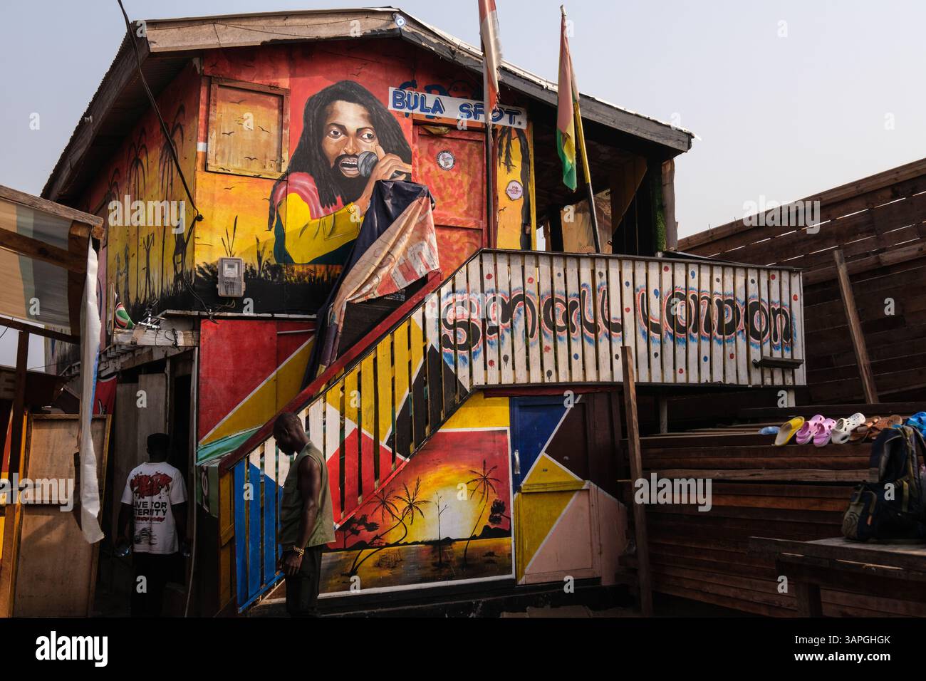 Elmina, Ghana. "Bula Spot". Uno "Spot" è un bar locale senza pretese, un luogo dove è possibile acquistare birra e bevande alcoliche. Foto Stock