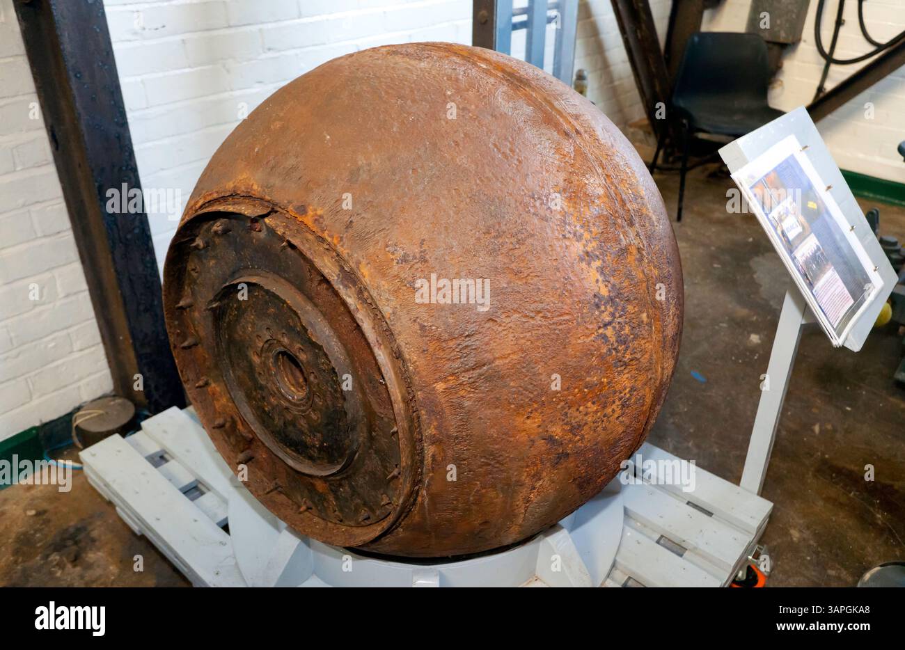 Vista di un'arma anti-nave Highball, progettata da Barns Wallace, e recuperata da Loch Striven, in mostra al Brooklands Museum di Weybridge. Foto Stock