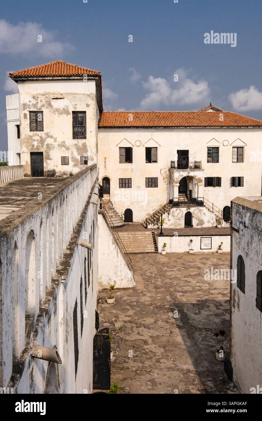 Elmina, Ghana. Castello di St. George, cortile interno dal piano superiore. Castello costruito dai portoghesi nel 1482. Foto Stock
