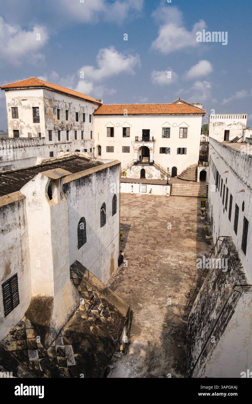Elmina, Ghana. Castello di St. George, cortile interno dal piano superiore. Castello costruito dai portoghesi nel 1482. Foto Stock