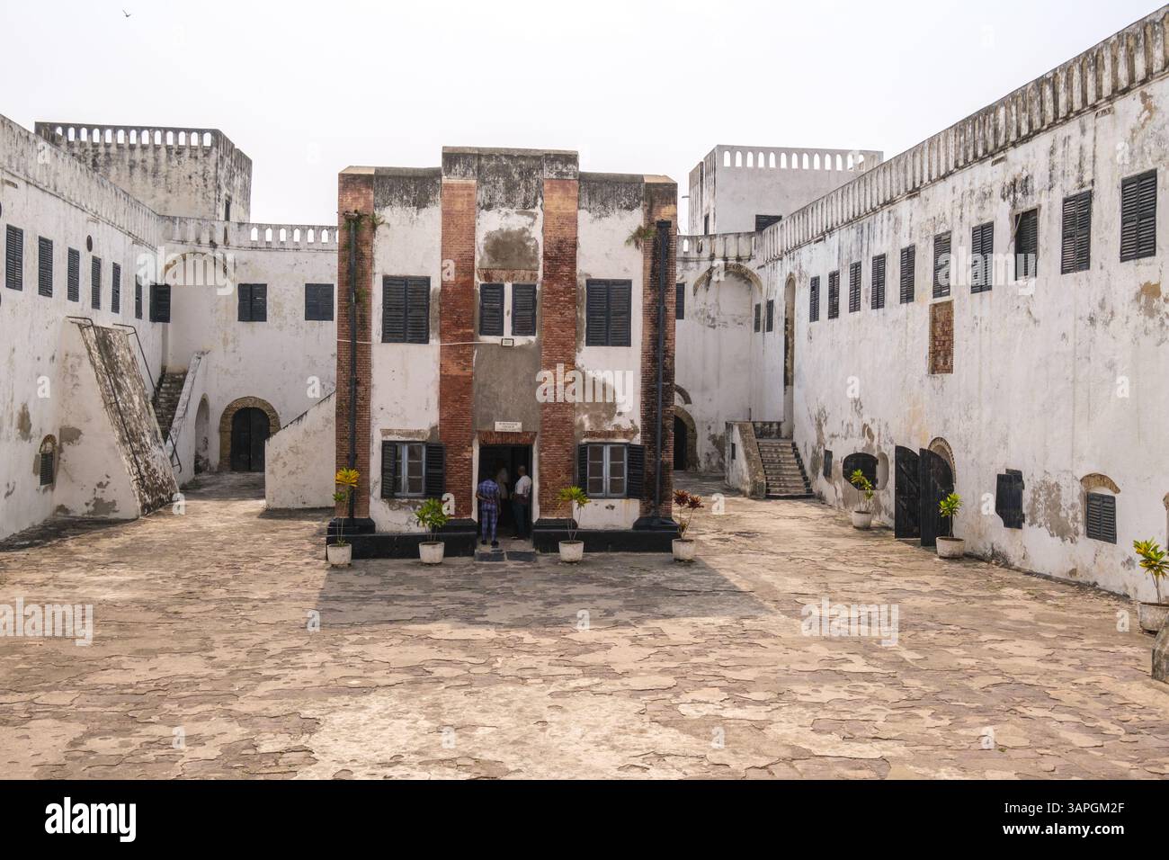 Elmina, Ghana. Castello di San Giorgio, costruito dai portoghesi nel 1482. Chiesa portoghese nel cortile interno. Foto Stock