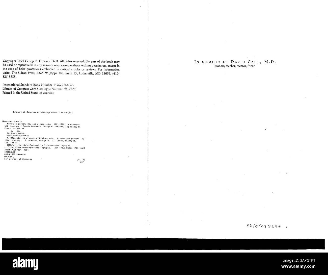 La bibliografia intitolata "personalità multipla e dissociazione, 1791-1992" offre elenchi completi di ricerche e articoli su personalità multiple, dissociazione, depersonalizzazione, stati di fuga e aspetti medico-legali. Questa seconda edizione aggiornata corregge gli errori della prima edizione. Foto Stock