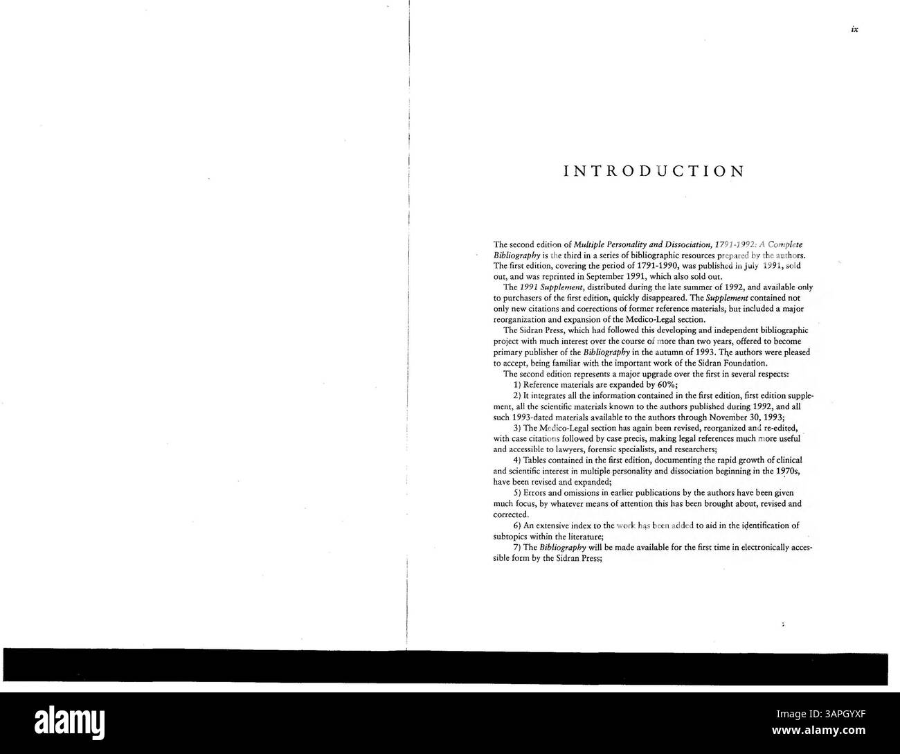 Questa bibliografia completa, intitolata "personalità multipla e dissociazione, 1791-1992", è stata aggiornata nella sua seconda edizione. Fornisce ricerche dettagliate sui disturbi dissociativi, tra cui stati di fuga, disturbo dissociativo dell'identità e considerazioni medico-legali correlate. Foto Stock