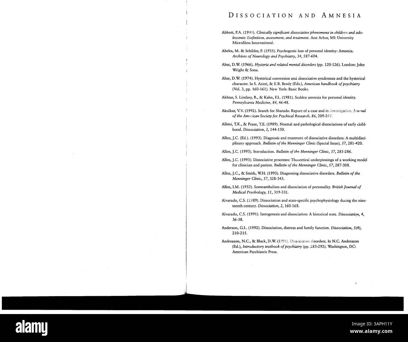 Questa edizione della bibliografia include sia la prima edizione originale che materiali aggiornati su molteplici personalità e disturbi dissociativi, con correzioni e categorizzazioni in prospettive mediche, psicologiche e giuridiche, oltre a casi di studio e ricerca. Foto Stock