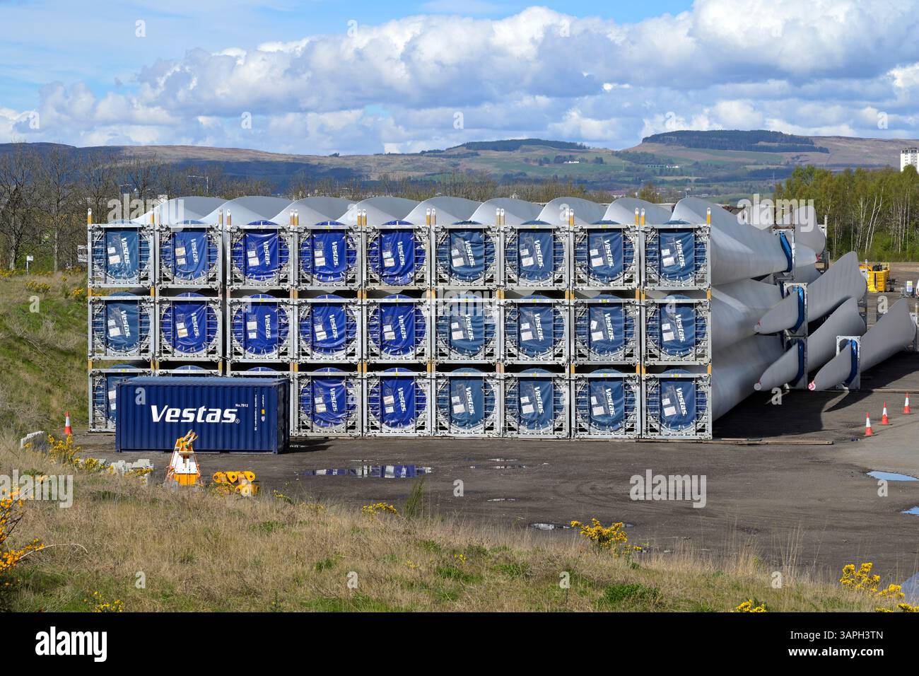 Pale per turbine eoliche Vestas impilate in un deposito presso il molo King George V in attesa di essere trasportate, Braehead vicino a Glasgow, Scozia, Regno Unito, Europa Foto Stock