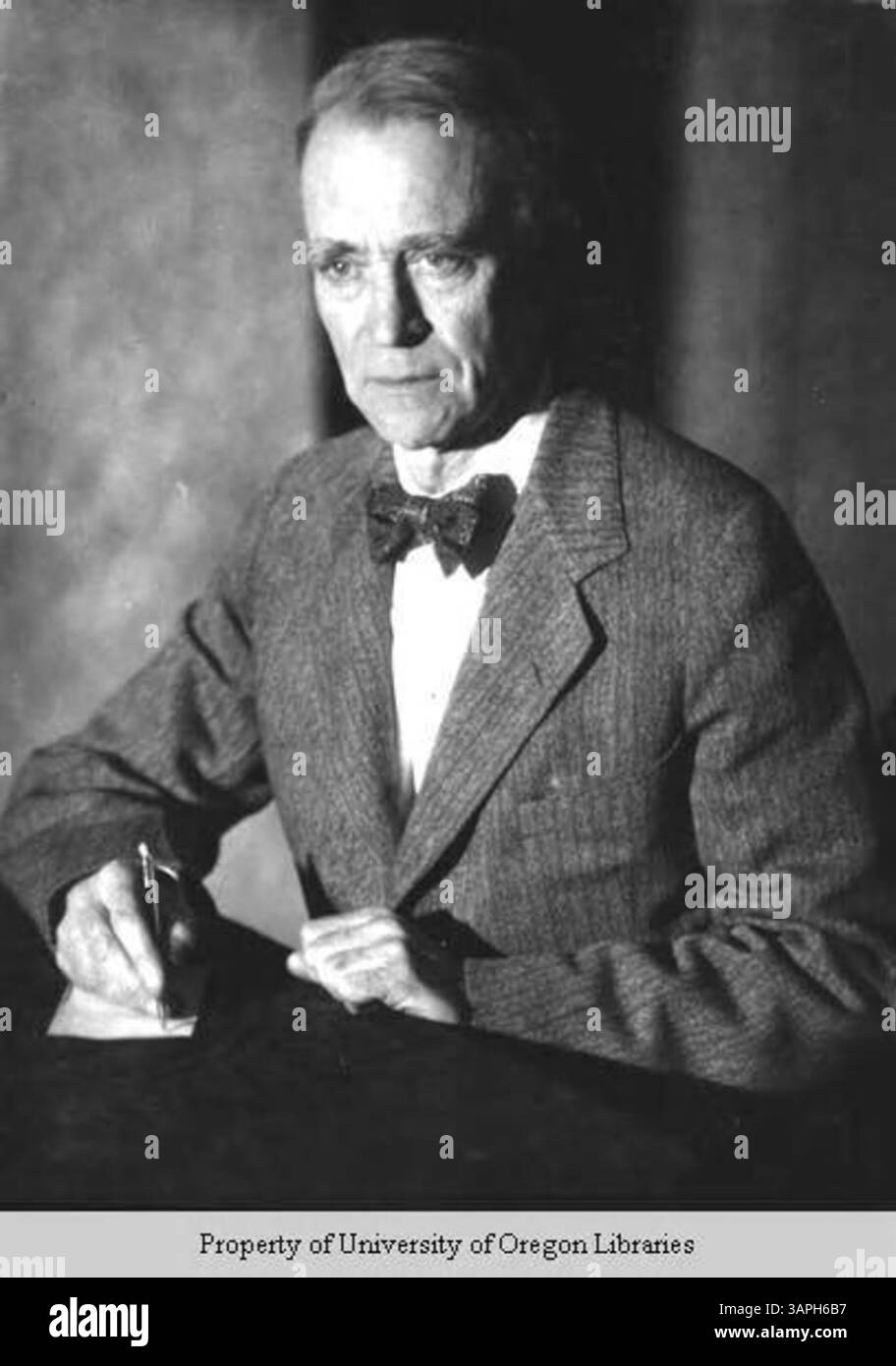 Il Dr. Raine, membro del Dipartimento di inglese del Berea College, è raffigurato in questa fotografia della collezione University of Oregon Libraries. Foto Stock