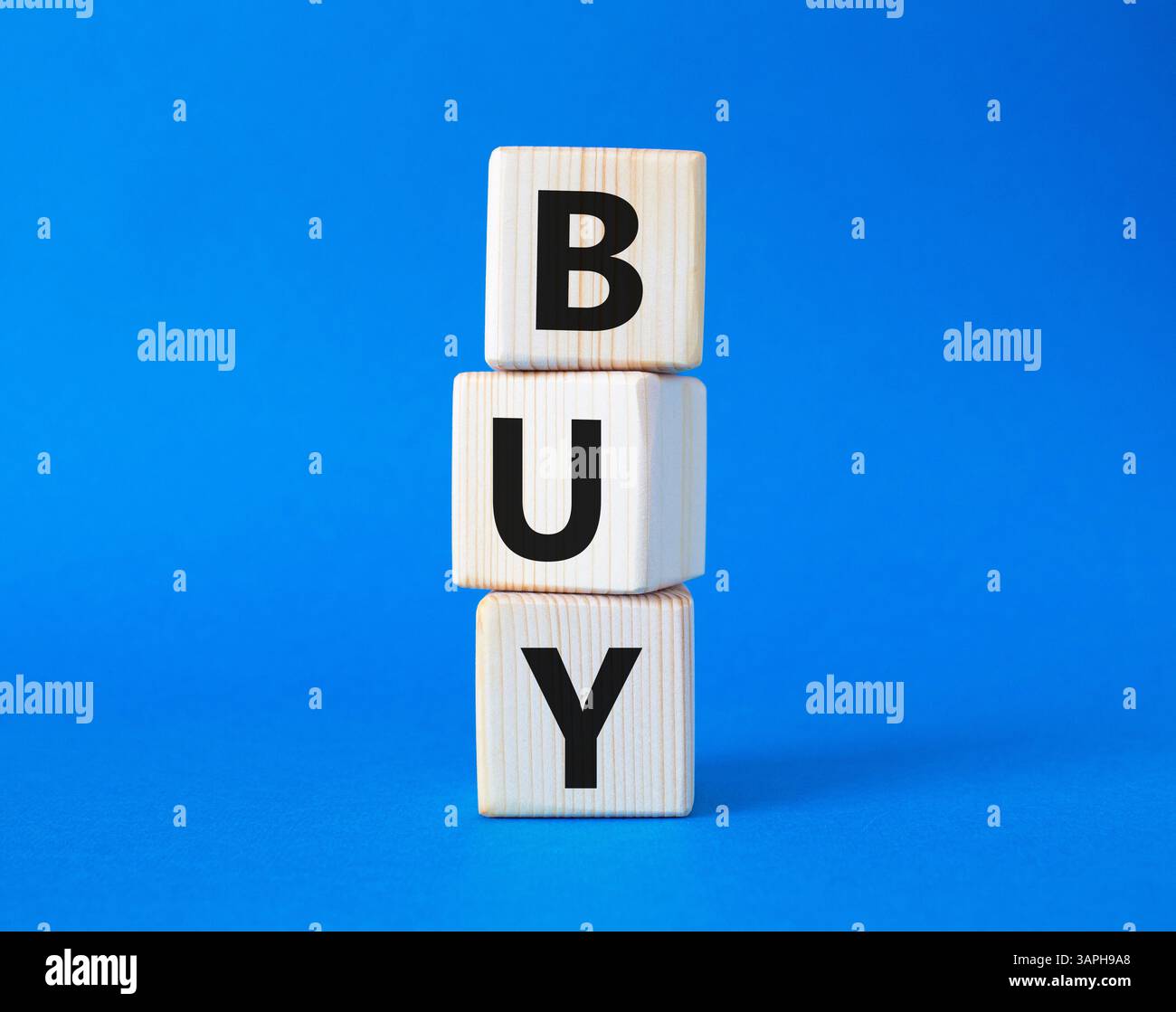 BPM - simbolo di Business Process Management. Cubi di legno con parole BPM. Bellissimo sfondo blu. Business e BPM. Copia spazio. Foto Stock