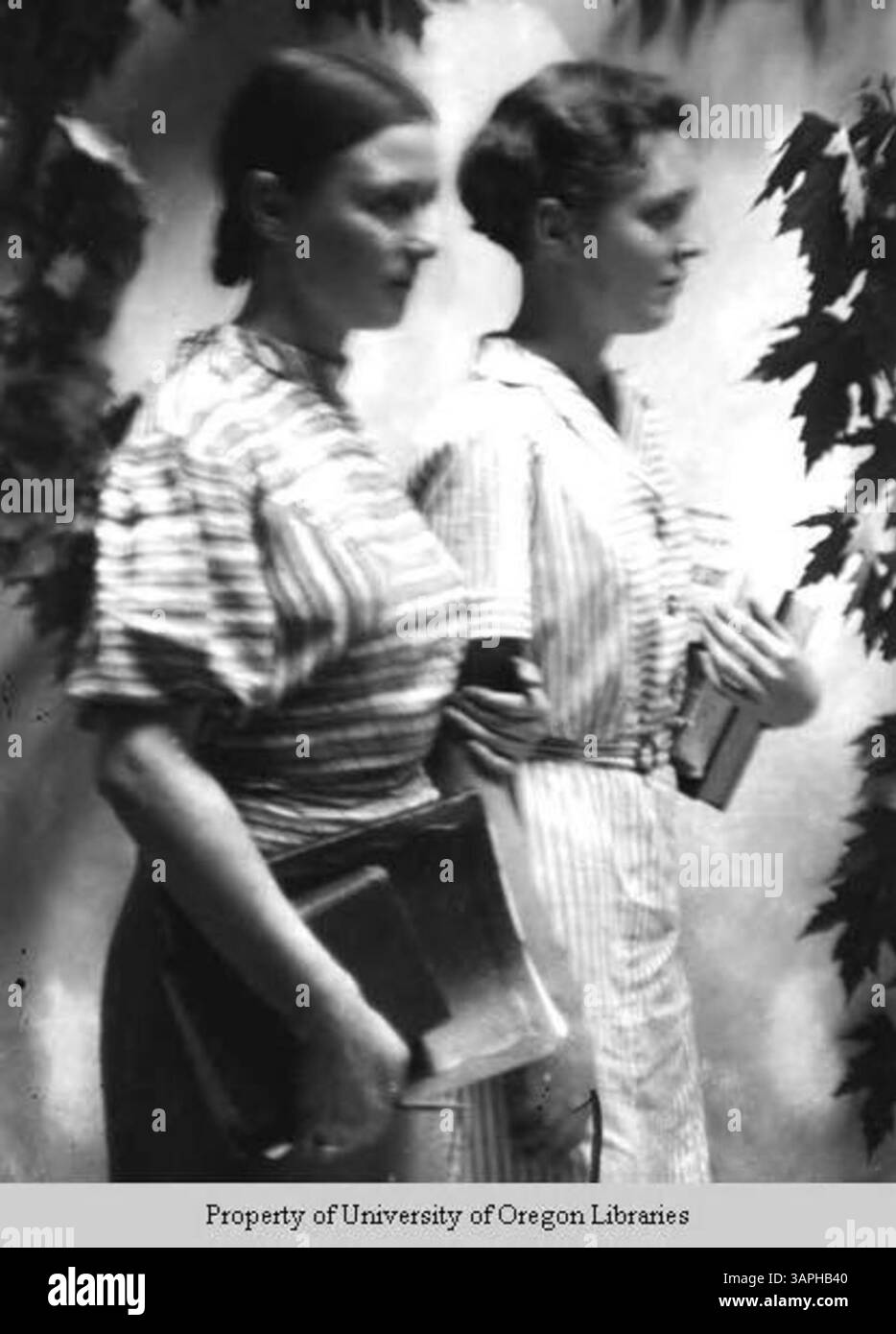 Una foto di due giovani donne del Berea College, ognuna con libri. L'immagine cattura l'atmosfera intellettuale ed educativa del college all'inizio del XX secolo. Foto Stock