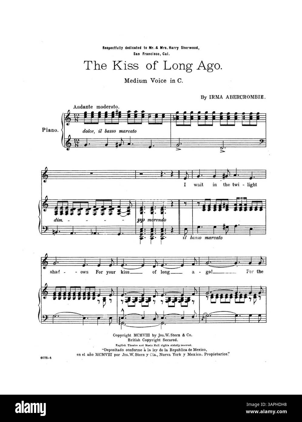 Questo spartito intitolato "The Kiss of Long ago" di Irma Abercrombie è dedicato al signor e alla signora Harry Sherwood di San Francisco. Include una versione vocale media in Do maggiore con informazioni sul copyright per il Messico. La pubblicazione fa parte della raccolta musicale University of Oregon Libraries. Foto Stock