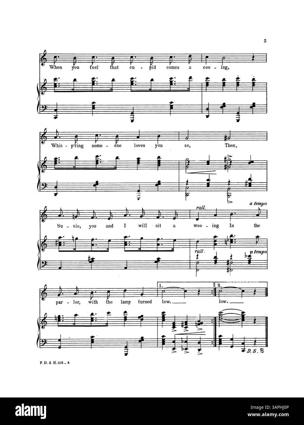 La cover della composizione musicale "in the Parlor with the Lamp Turned Low" di Dorothy Jardon, con testi di Edward Madden. Presenta il numero di targa F.F.F.& H.112, insieme a un estratto di "Waiting at the Church" sul retro di copertina. L'immagine digitale potrebbe non riflettere con precisione il colore originale. Foto Stock