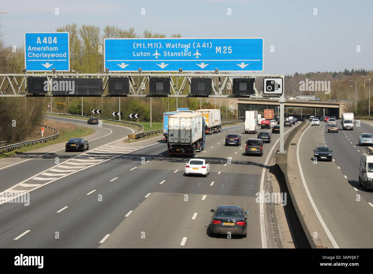 Veicoli che passano sotto un portale a portale sull'autostrada M25, nei pressi di Chorleywood Foto Stock