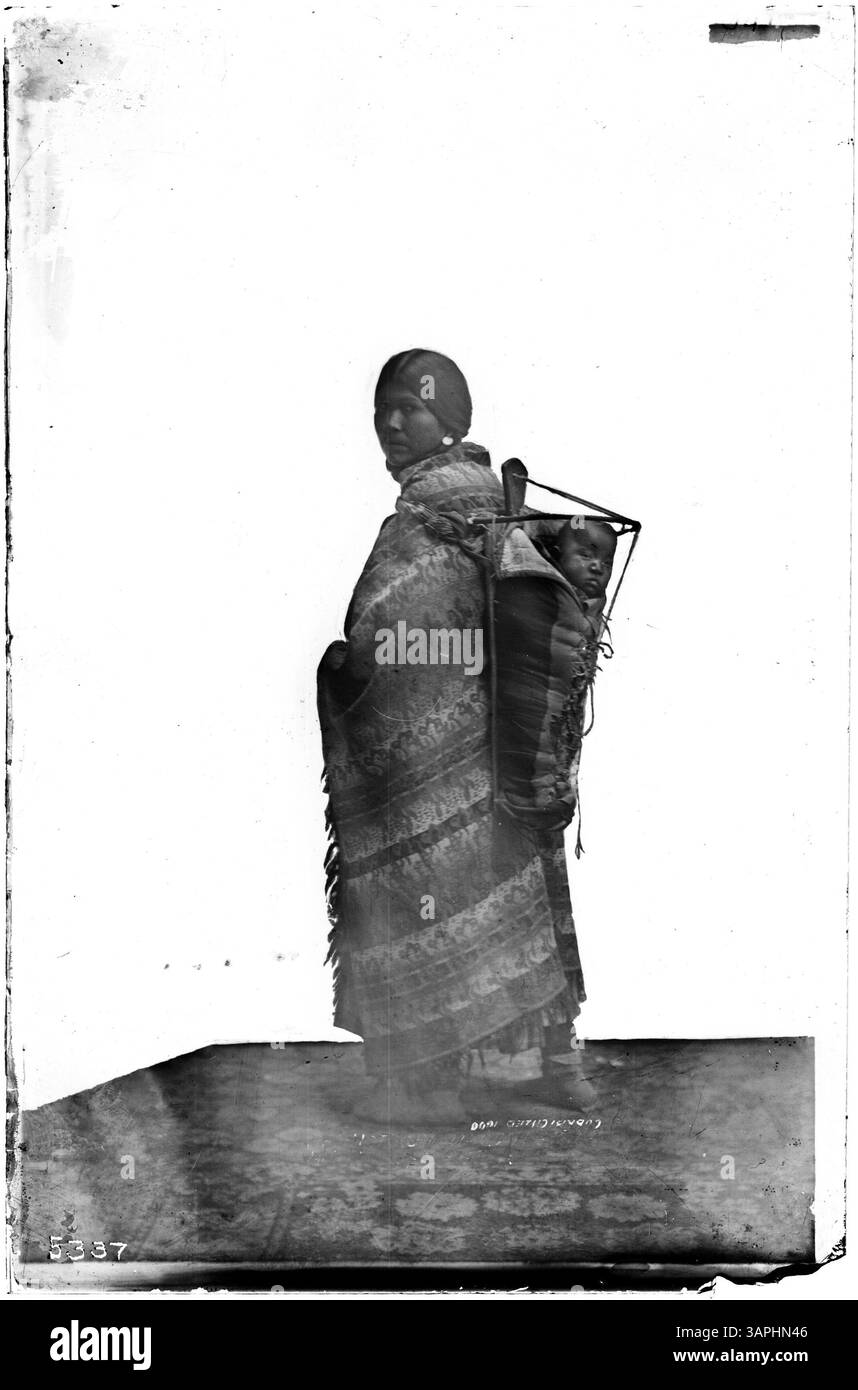 Fotografia di Lee Moorhouse che mostra donne tribali con neonati in culle. L'immagine riflette l'aspetto nutritivo dei ruoli delle donne native americane nella vita familiare e nell'educazione dei bambini all'inizio del XX secolo. Foto Stock