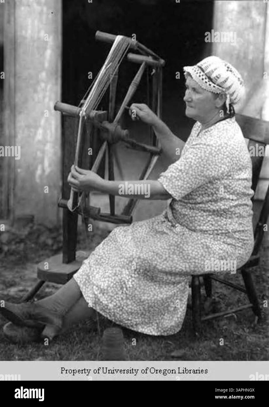 Questa fotografia mostra S.U. Wyatt impegnato nell'artigianato tradizionale di tessitura, tintura e filatura, lana avvolgente. L'immagine cattura l'artigianato, mettendo in mostra le abilità importanti nelle industrie tessili rurali e storiche. Foto Stock