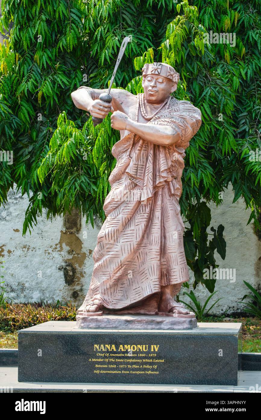 Anomabu, Ghana. Heroes Garden Statua di Nana Amonu IV, capo di Anomabo 1860-1879, resistette all'influenza europea. Foto Stock