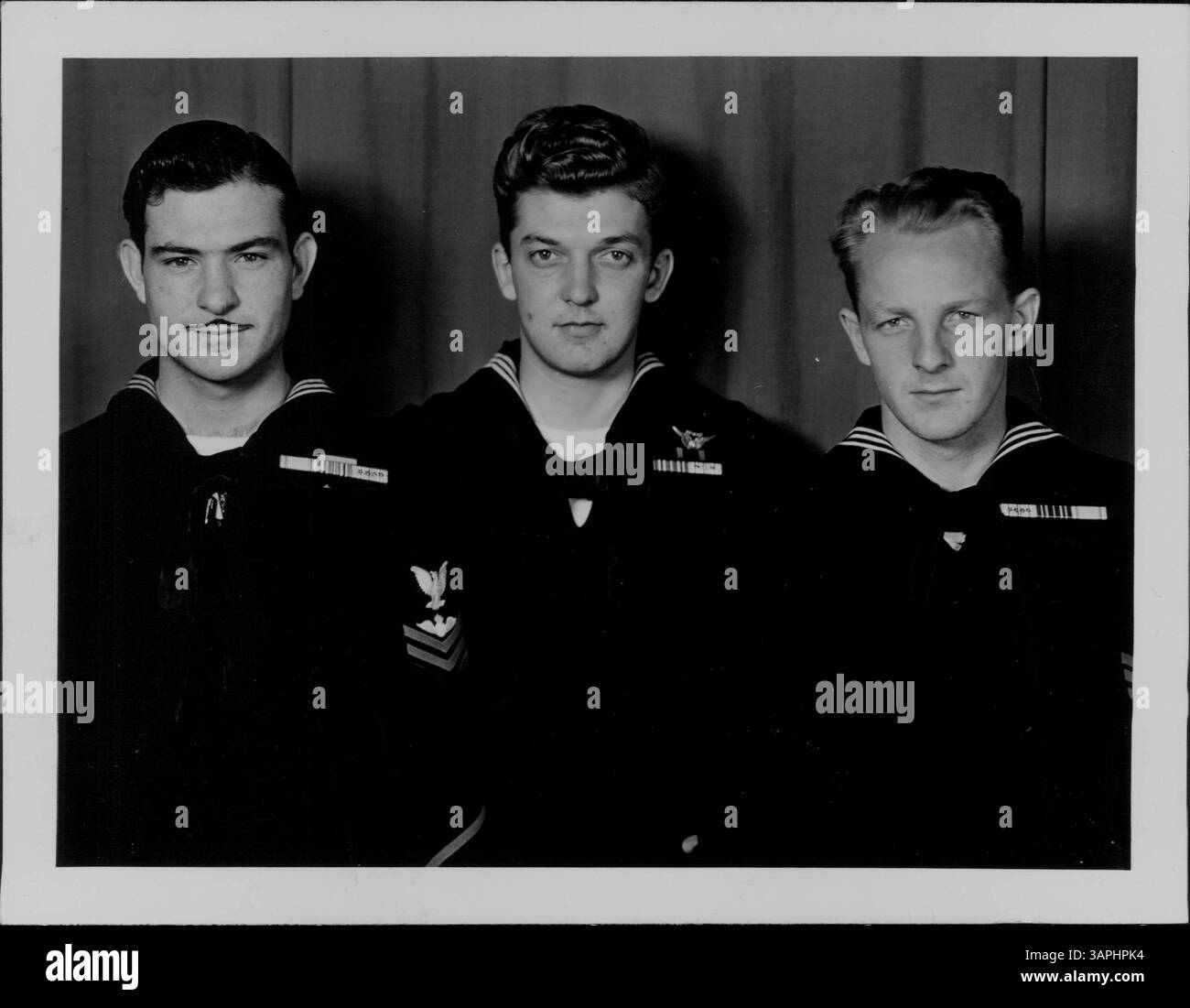 Charles N. Gessner, un Aviation Ordnanceman di seconda classe, incontrò i compagni d'ordine Frazier e Sutton presso una Carrier Aircraft Service Unit prima di avanzare alla Aviation Fire Control School di Jacksonville, Florida. Foto Stock