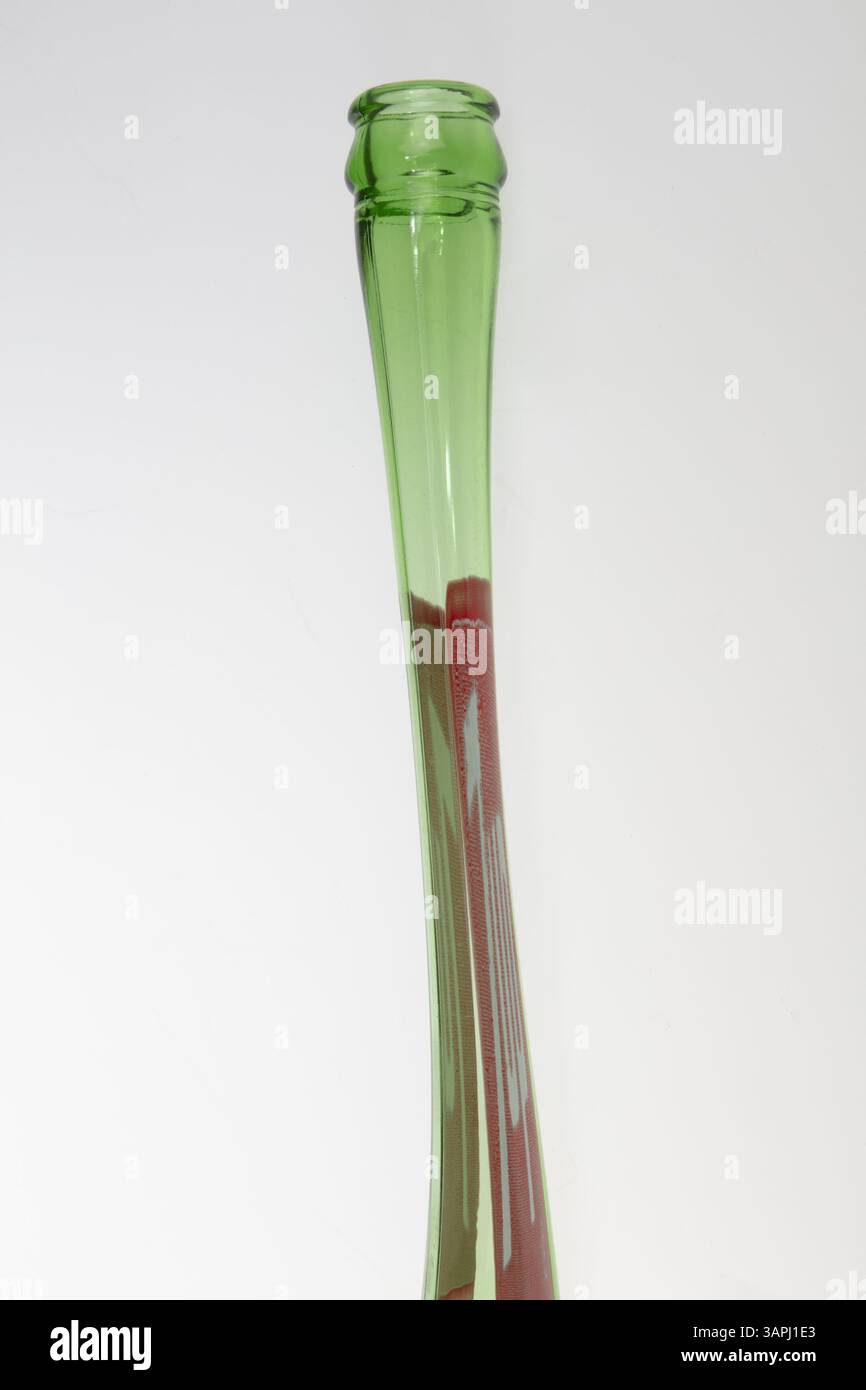 Una bottiglia di soda da 7-up in vetro verde allungato da 16 once, spesso utilizzata come premio di carnevale durante gli anni '1960 e '70, distintiva per la sua forma deformata. Foto Stock