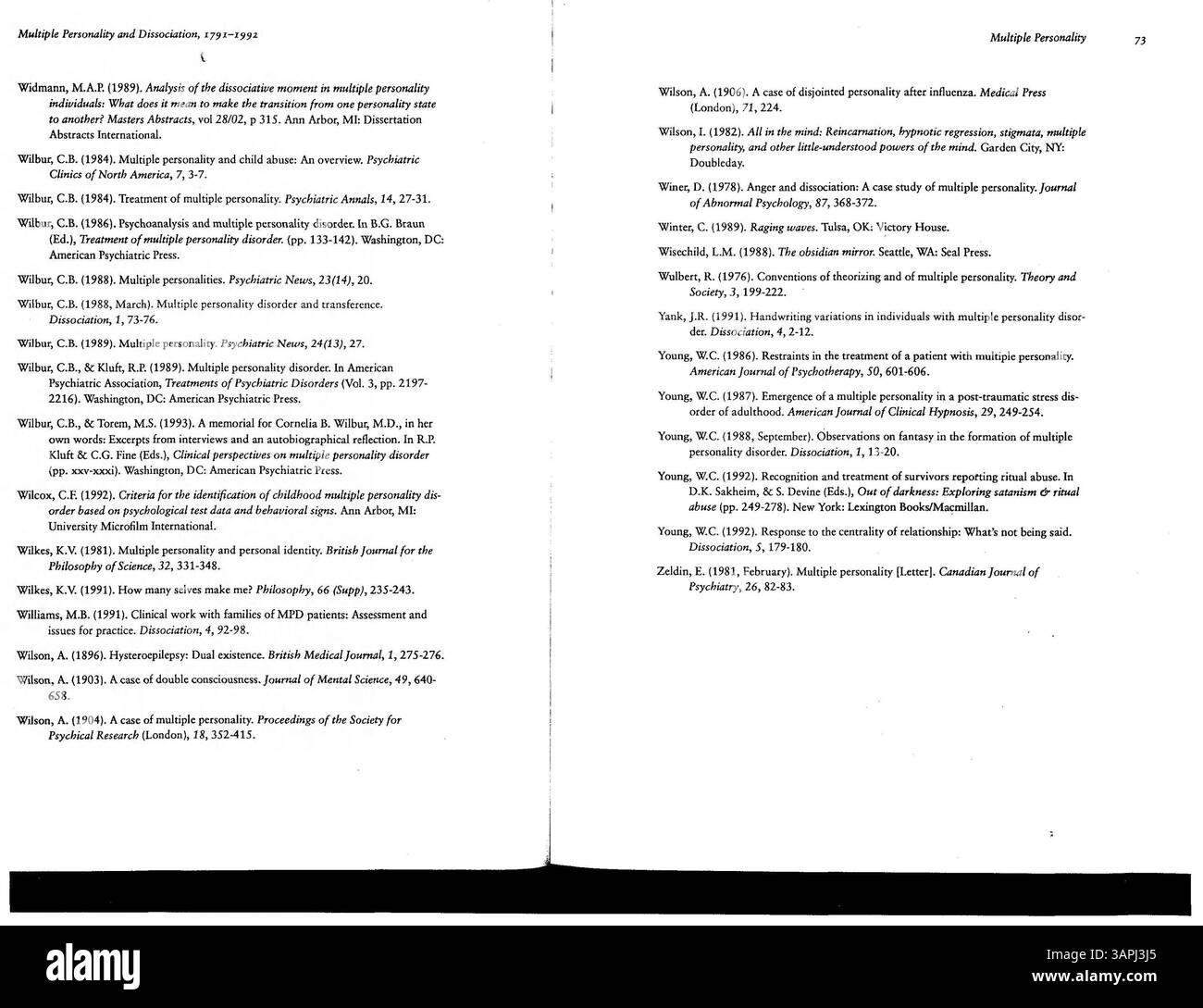 La bibliografia include riferimenti critici su personalità multipla e fenomeni dissociativi, con particolare attenzione alle prospettive mediche, legali e psicologiche. L'edizione 1992 offre aggiornamenti, correzioni e nuovi risultati di ricerca nel campo della dissociazione. Foto Stock