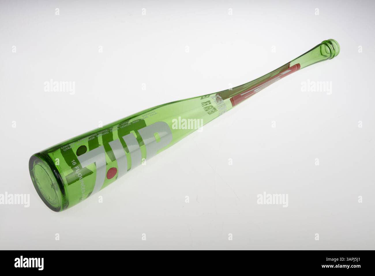 Una bottiglia verde di bibita di vetro da 4,5 g, che è stata allungata. Queste bottiglie erano comunemente usate come premi di carnevale durante gli anni '1960 e '70, notevoli per la loro forma insolita. Foto Stock