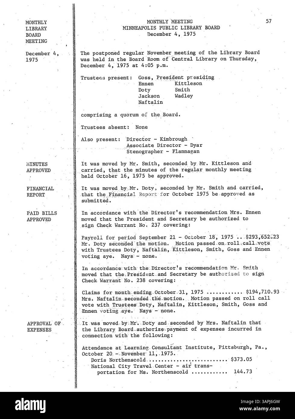 Questi verbali della riunione del Consiglio di amministrazione della Biblioteca pubblica di Minneapolis nel 1975 documentano le decisioni e le azioni del Consiglio in merito ai servizi, alle politiche e alla governance della biblioteca per quell’anno. Foto Stock