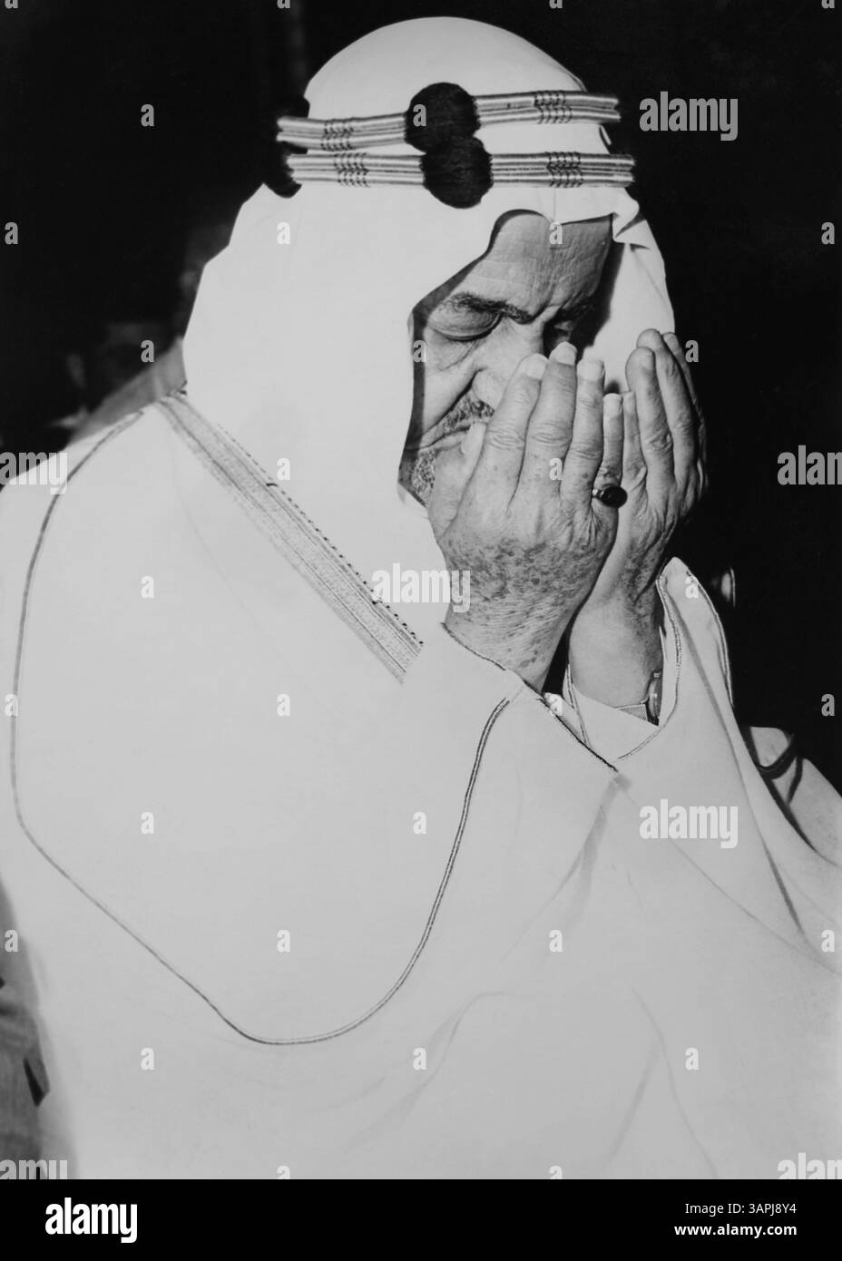 Re Faysal (Faysal bin Abdulaziz al Saud) inginocchiato nella preghiera dell'Arabia Saudita Foto Stock