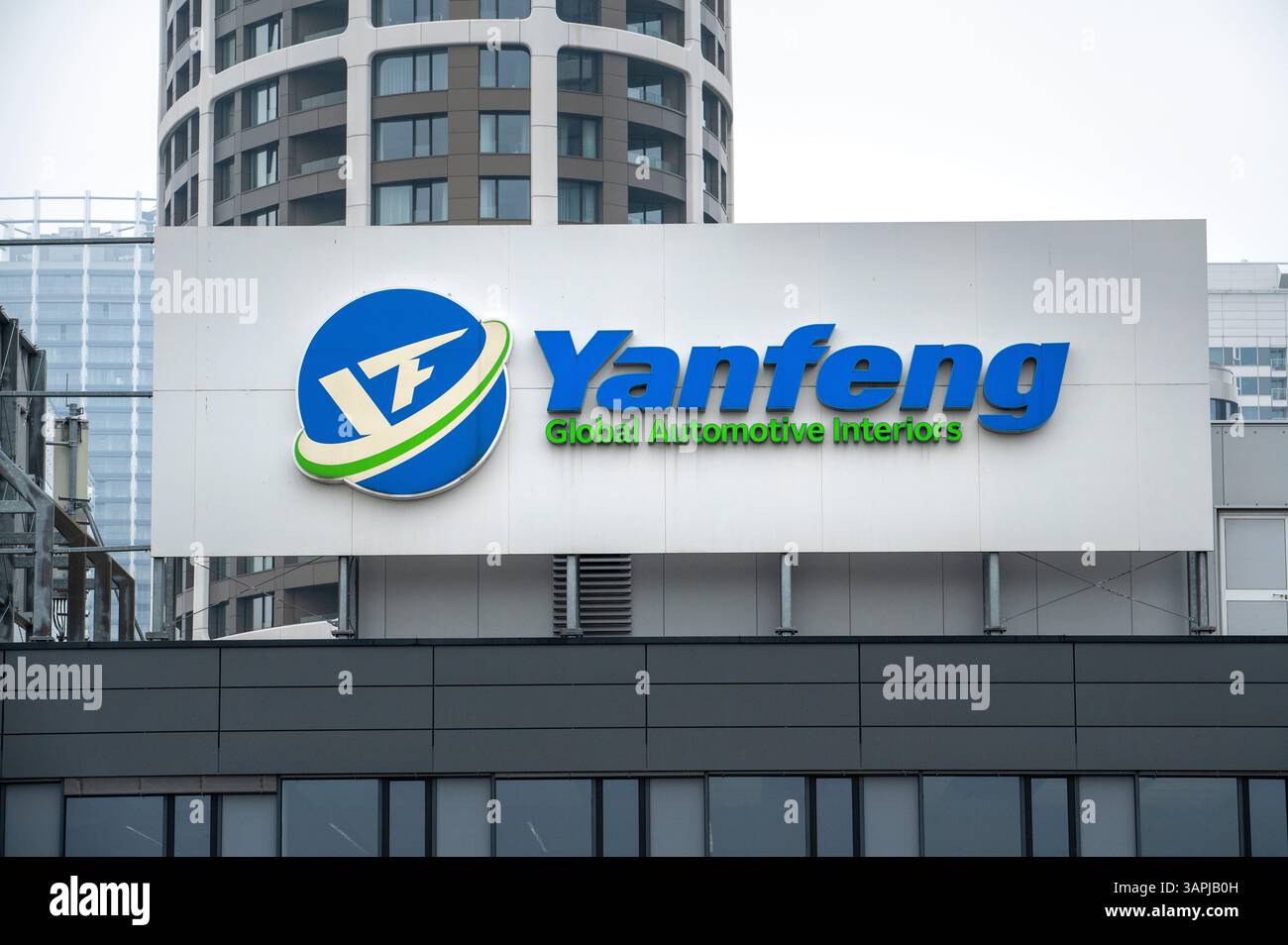 Bratislava, Slovacchia - 15 aprile 2025: L'emblema del marchio Yanfeng sull'edificio. Yanfeng è un'azienda globale cinese, leader mondiale nell'asta Foto Stock