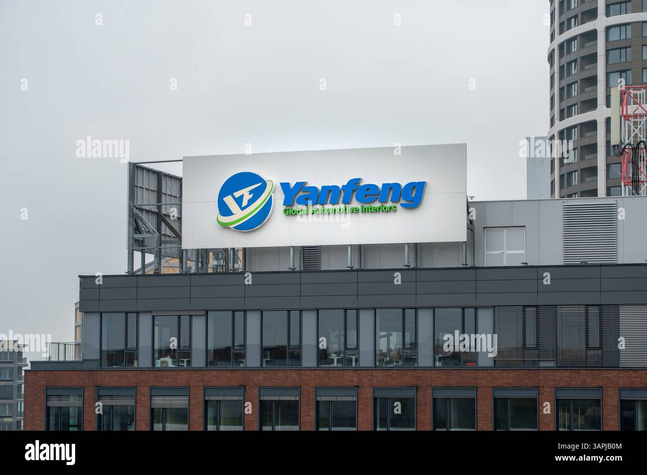 Bratislava, Slovacchia - 15 aprile 2025: L'emblema del marchio Yanfeng sull'edificio. Yanfeng è un'azienda globale cinese, leader mondiale nell'asta Foto Stock