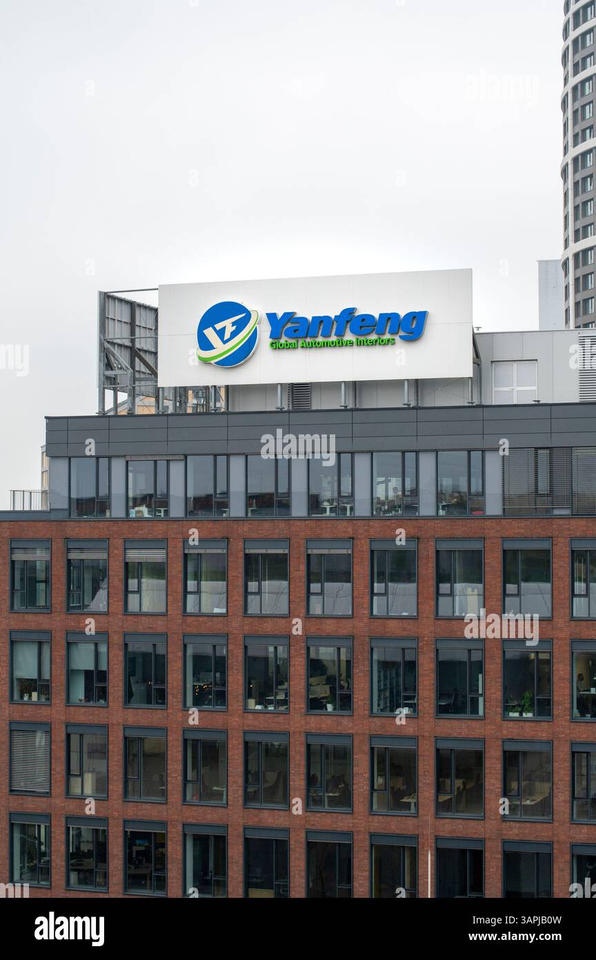 Bratislava, Slovacchia - 15 aprile 2025: L'emblema del marchio Yanfeng sull'edificio. Yanfeng è un'azienda globale cinese, leader mondiale nell'asta Foto Stock