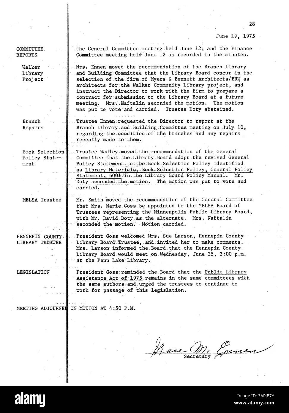 I minuti del Consiglio di amministrazione della biblioteca pubblica di Minneapolis nel 1975 documentano le discussioni sulla gestione delle biblioteche, le decisioni politiche e le questioni operative per quell'anno. Foto Stock