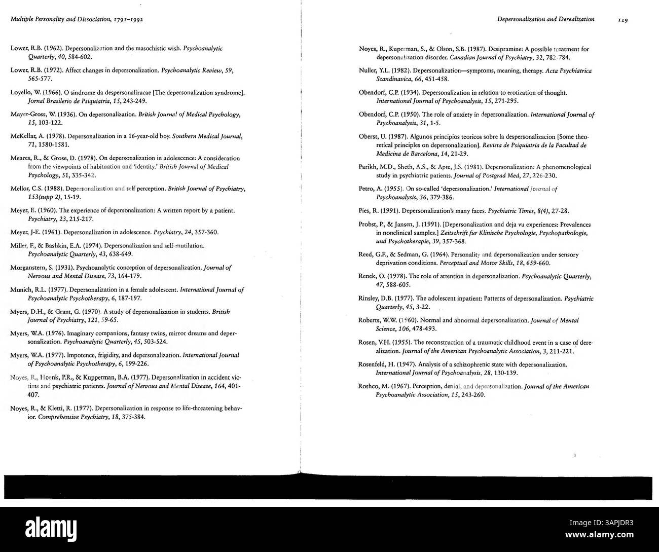Questa bibliografia, parte della collezione University of Oregon Libraries, compila ricerche su molteplici disturbi della personalità e dissociazione dal 1791 al 1992. La seconda edizione include aggiornamenti e correzioni alle versioni precedenti, che coprono vari argomenti come stati di fuga, amnesia e depersonalizzazione. È un riferimento chiave per gli studi in psichiatria e salute mentale. Foto Stock