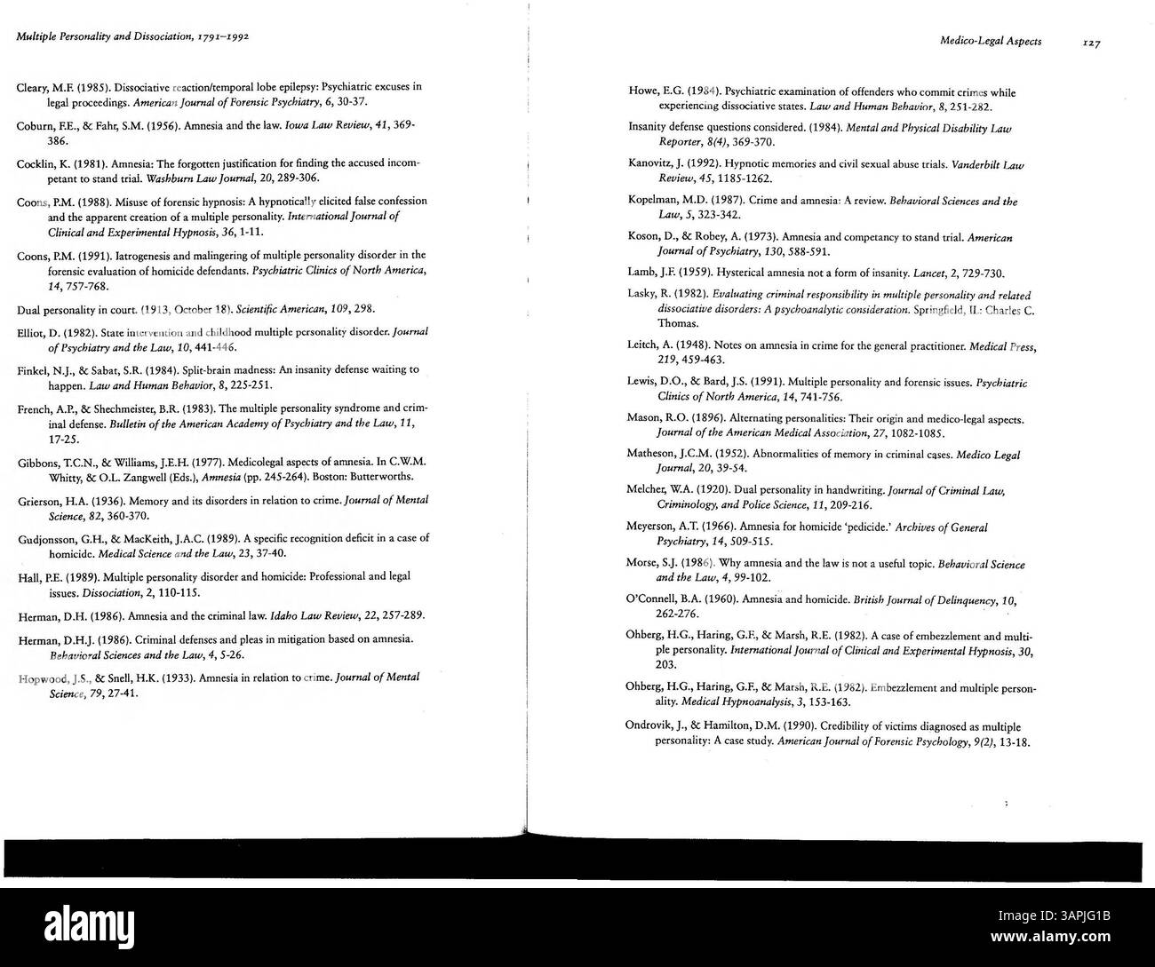 Questa bibliografia include ricerche sulla personalità multipla e la dissociazione, aggiornate fino al 1992. Copre argomenti importanti come gli stati di fuga, la depersonalizzazione, il disturbo dissociativo dell'identità e gli aspetti legali dei disturbi dissociativi. La seconda edizione è un riferimento essenziale per la ricerca psichiatrica e la cura della salute mentale. Foto Stock