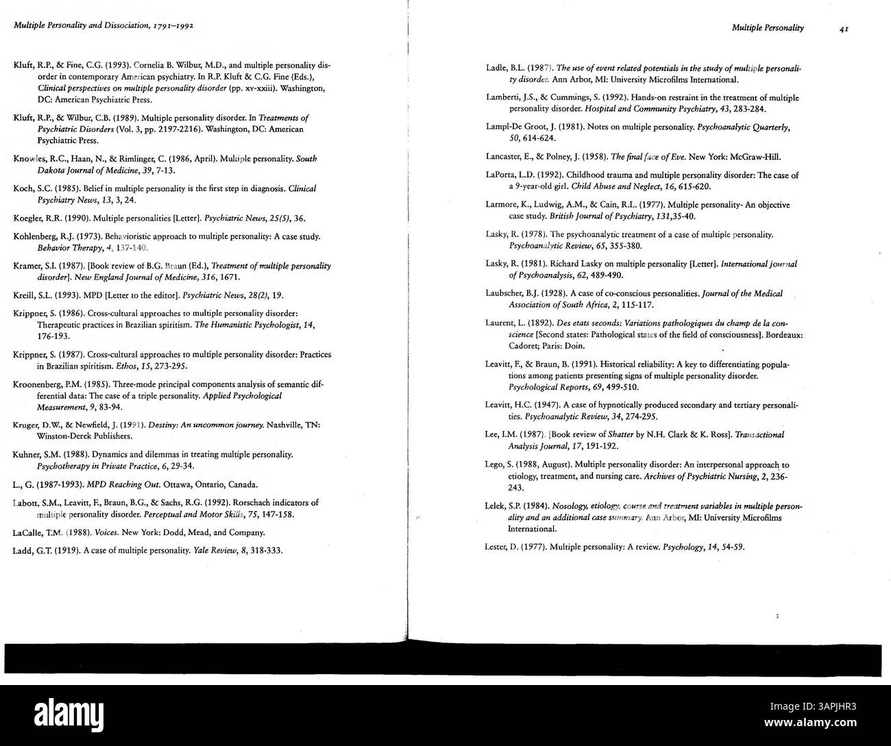 Una bibliografia completa di personalità multiple e dissociazione che si estende dal 1791 al 1992. Questa edizione corregge gli errori degli articoli precedenti e include sezioni aggiornate su dissociazione, amnesia, depersonalizzazione, derealizzazione e stati fugue. Foto Stock