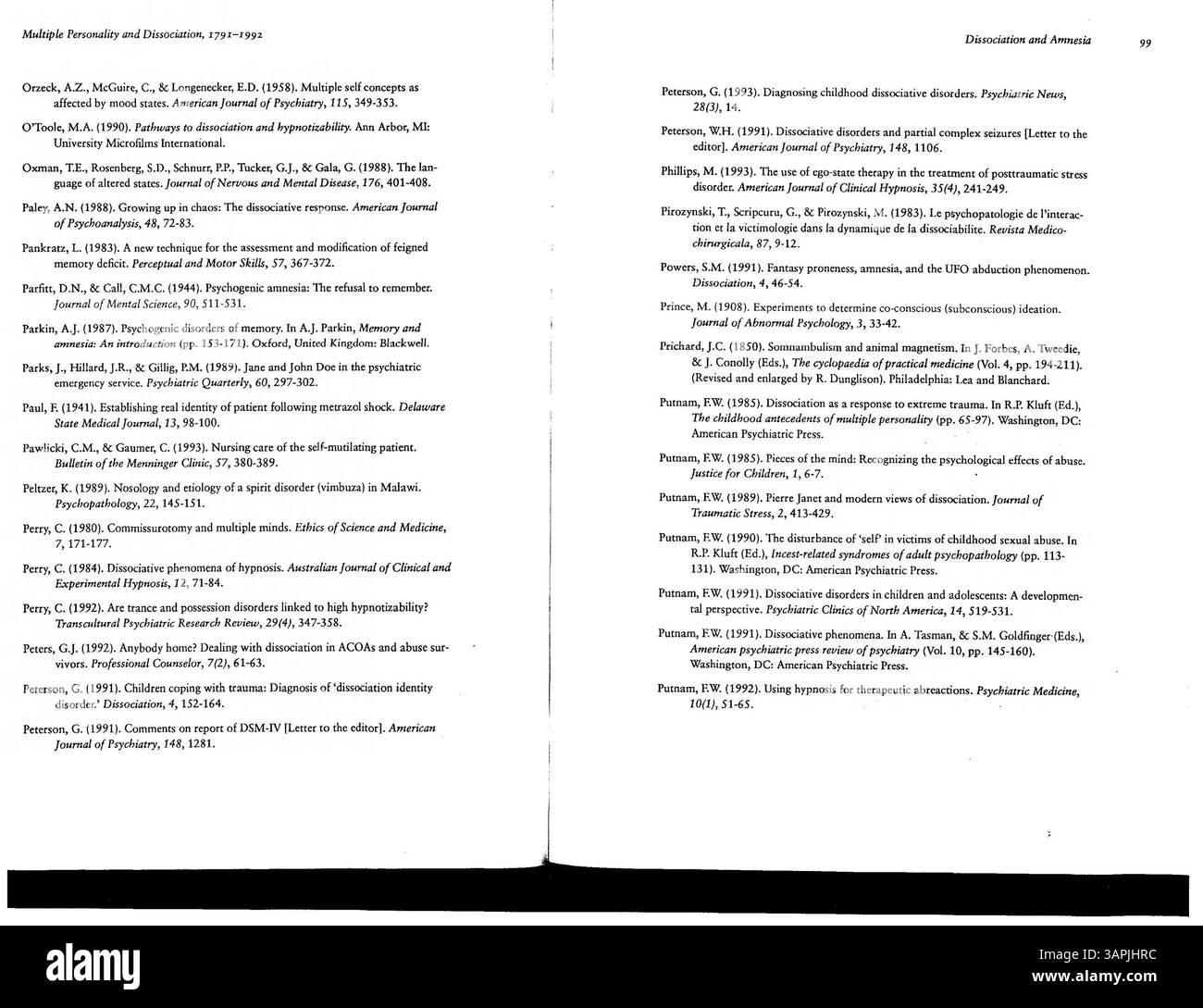 La 2a edizione della bibliografia "personalità multipla e dissociazione, 1791-1992" offre riferimenti esaustivi sul disordine dissociativo dell'identità, le condizioni psicologiche e i traumi dal punto di vista storico e accademico. Include la prima edizione con correzioni agli errori degli articoli e si espande con nuovi dati fino a novembre 1993. Foto Stock