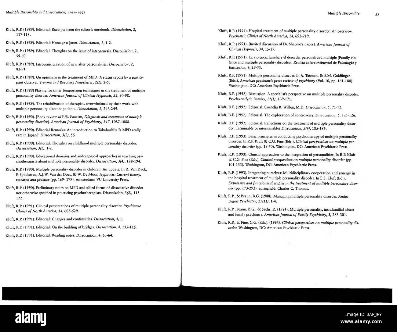 Questa bibliografia, aggiornata al 30 novembre 1993, copre i temi delle personalità multiple, della dissociazione e dell'amnesia. Include una seconda edizione di lavori precedenti, correggendo gli errori degli articoli e ampliando la copertura. Le aree chiave includono la depersonalizzazione, la derealizzazione, gli stati di fuga e gli aspetti medico-legali. Foto Stock