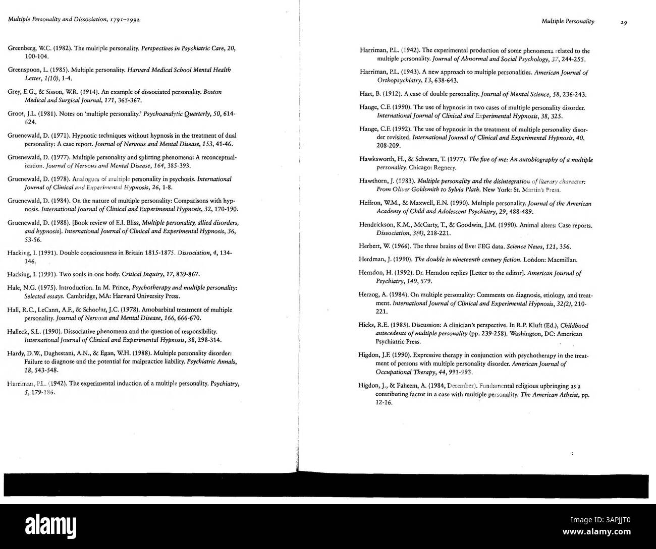 La seconda edizione di questa bibliografia include la prima edizione insieme agli aggiornamenti fino al 1993. Categorizza la ricerca in aree come il disturbo dissociativo dell'identità, gli stati di fuga e le preoccupazioni medico-legali, fornendo una risorsa completa per coloro che studiano la dissociazione e i suoi effetti sulla salute mentale e la legge. Foto Stock