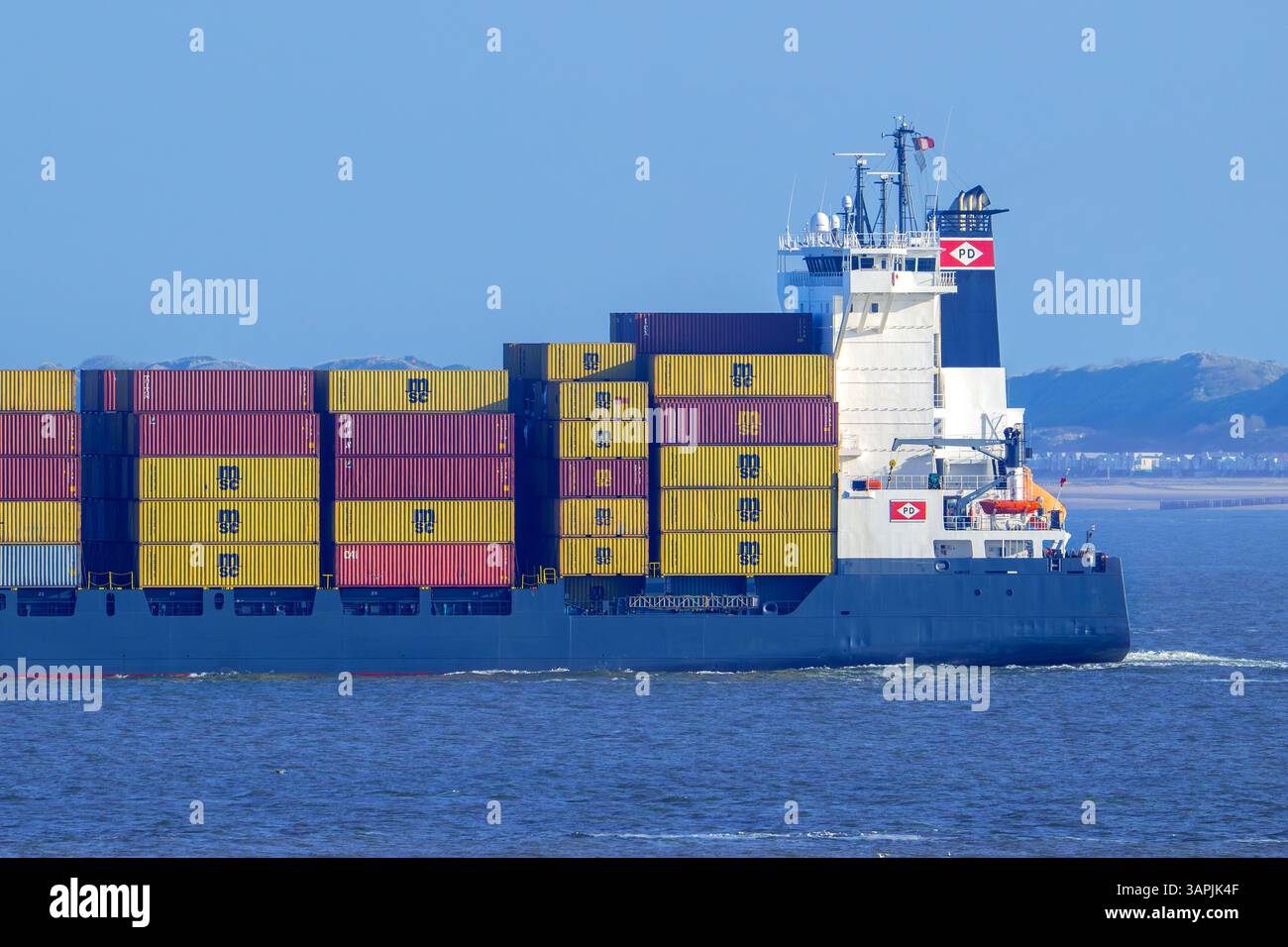 Nave portacontainer/container Valdivia, a vela sotto la bandiera del Portogallo, caricata con container MSC della Mediterranean Shipping Company Foto Stock