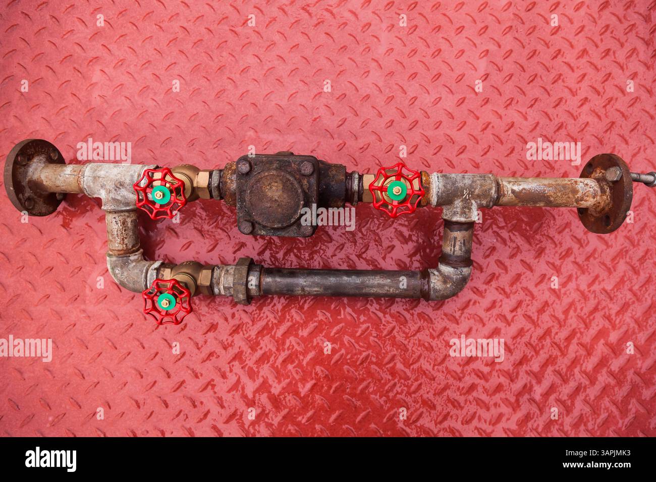 Disassemblato vecchio complessivo idraulico composto da tubi e valvole. Foto Stock