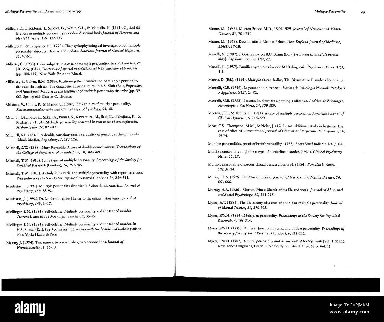Una guida di riferimento che illustra in dettaglio la ricerca su molteplici personalità e disturbi dissociativi. La seconda edizione include informazioni aggiornate fino al 1993, con sezioni su stati di fuga, dissociazione, depersonalizzazione e fenomeni psicologici correlati. Foto Stock