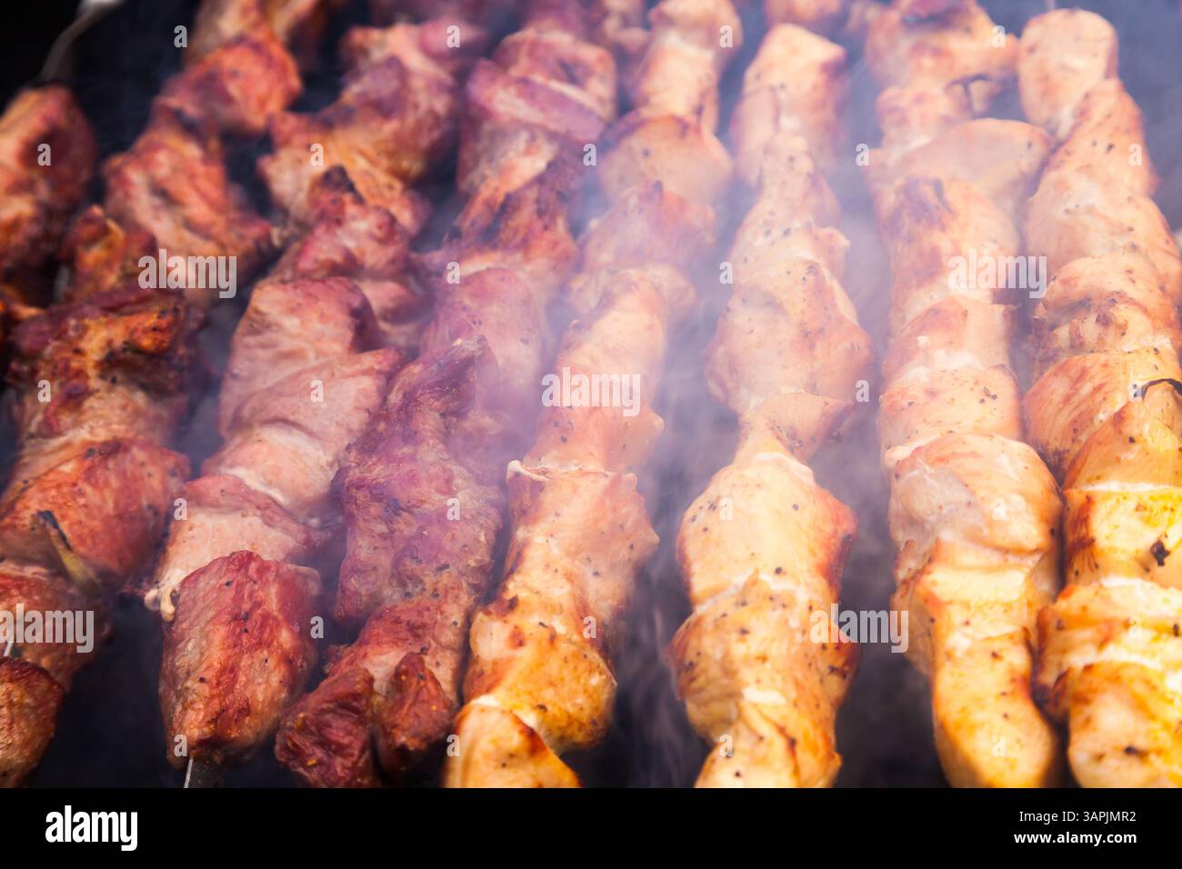 Sfondo di filetti di pollo e agnello affettati e grigliati con affumicatura. Kebab fritto con pollo e agnello. Foto Stock