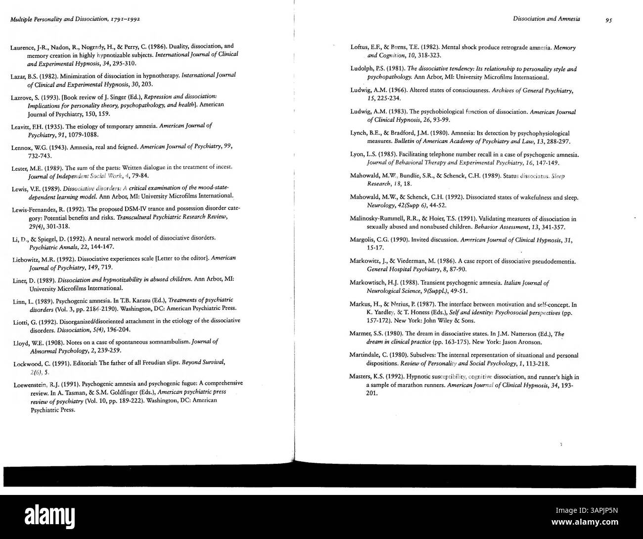 Questa bibliografia copre opere su personalità multiple e dissociazione dal 1791 al 1992, compilate dalle biblioteche dell'Università dell'Oregon. Include la prima edizione e gli aggiornamenti fino al 30 novembre 1993. Gli argomenti trattati includono personalità multiple, dissociazione, amnesia, depersonalizzazione, derealizzazione, gli stati di fuga e gli aspetti medico-legali. Foto Stock