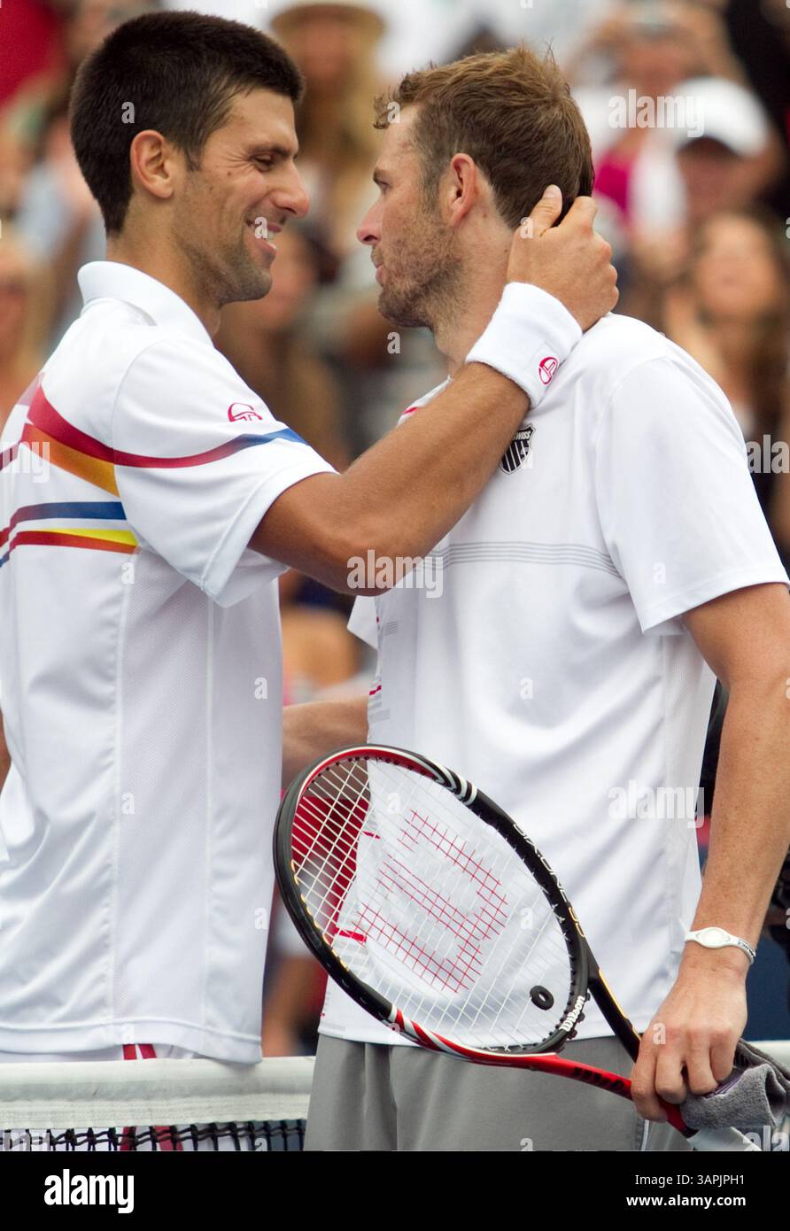 13 agosto 2011 - Montreal, QE, CAN - Novak Djokovic della Serbia, sinistra, parla con Mardy Fish degli Stati Uniti dopo aver sconfitto l'americano nella partita finale del torneo di tennis Rogers Cup domenica 14 agosto 2011, a Montreal, Canada. (Immagine di credito: © John Kenney/Postmedia News/MCT/ZUMAPRESS.com) Foto Stock