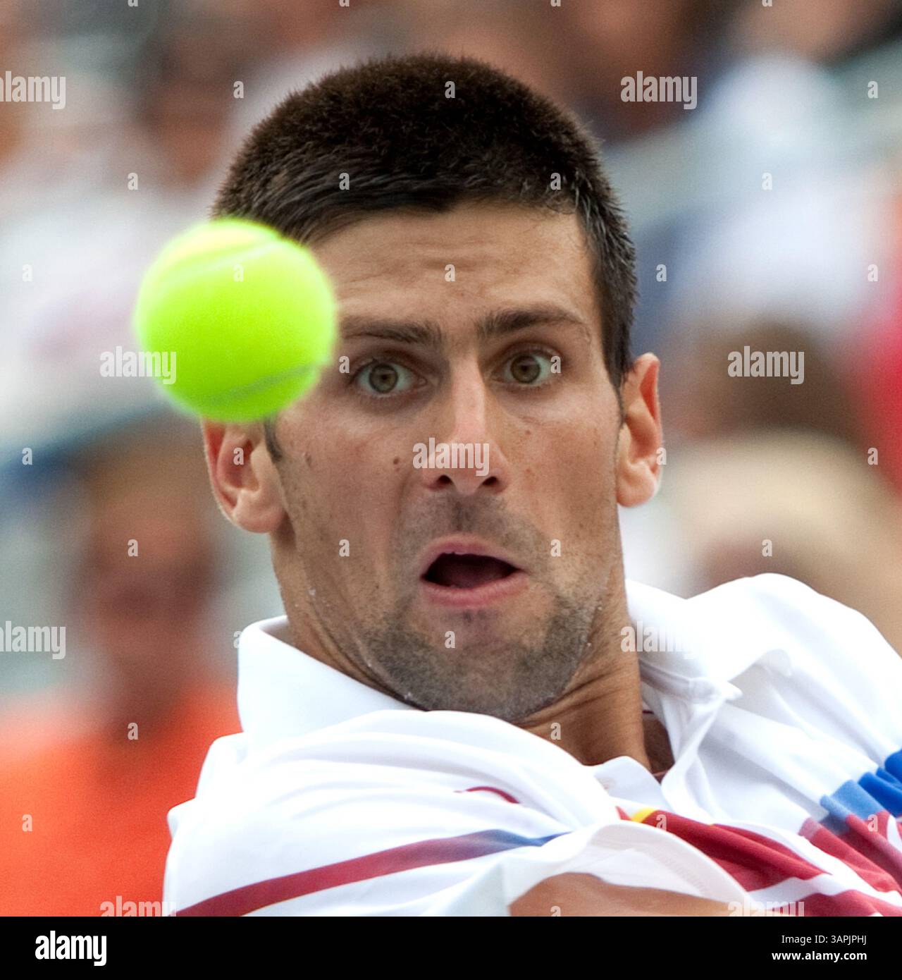 13 agosto 2011 - Montreal, QE, CAN - Novak Djokovic di Serbia tiene d'occhio la palla mentre si prepara a fare un tiro arretrato contro Mardy Fish degli Stati Uniti nella partita finale del torneo di tennis Rogers Cup domenica 14 agosto 2011, a Montreal, Canada. (Immagine di credito: © John Kenney/Postmedia News/MCT/ZUMAPRESS.com) Foto Stock
